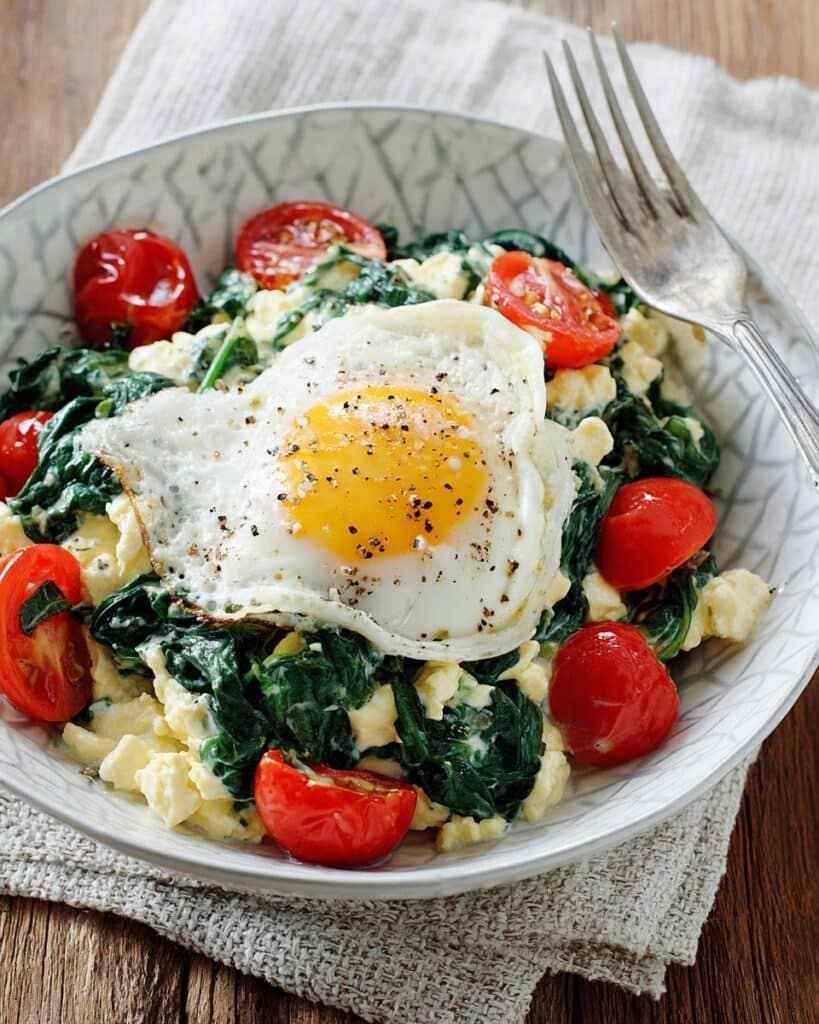 Egg White Scramble with Spinach and Tomatoes Recipe